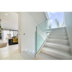 Cosentino revestimiento de escaleras interiores  blanco...